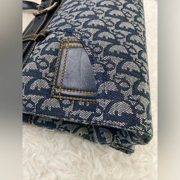 Dior
Dior Blue Oblique Canvas and Leather Jeans Pocket Tote - Picture 14 of 17
